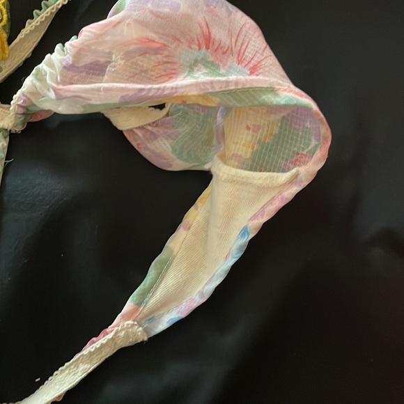 Two thongs, - Picture 3 of 4